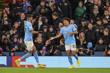 Manchester City 'den Rico Lewis 2 Kasım 202' de Etihad Stadyumu 'nda oynanan UEFA Şampiyonlar Ligi maçında 1-1' lik galibiyetini kutluyor.