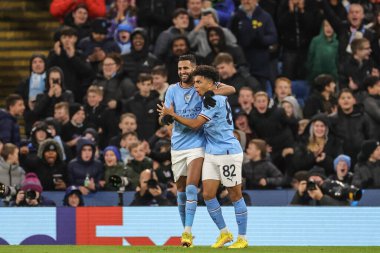 Manchester City 'den Rico Lewis 2 Kasım 202' de Etihad Stadyumu 'nda oynanan UEFA Şampiyonlar Ligi maçında 1-1' lik galibiyetini kutluyor.
