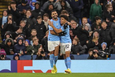 Manchester City 'den Rico Lewis 2 Kasım 202' de Etihad Stadyumu 'nda oynanan UEFA Şampiyonlar Ligi maçında 1-1' lik galibiyetini kutluyor.