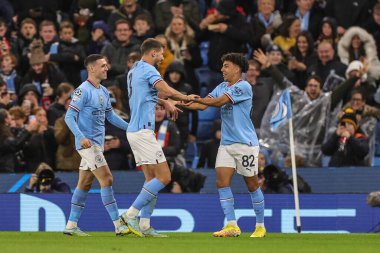 Manchester City 'den Rico Lewis 2 Kasım 202' de Etihad Stadyumu 'nda oynanan UEFA Şampiyonlar Ligi maçında 1-1' lik galibiyetini kutluyor.