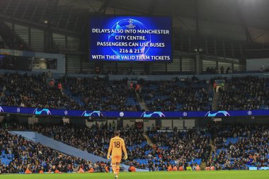 Büyük ekranda UEFA Şampiyonlar Ligi maçında taraftarlara Manchester City ile Sevilla arasında 2 Kasım 202 'de Etihad Stadyumu' nda bir mesaj yayınlanıyor.