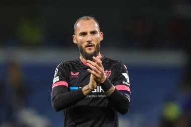 Sevilla 'dan Nemanja Gudelj 2 Kasım 202 tarihinde Etihad Stadyumu' nda oynanan UEFA Şampiyonlar Ligi karşılaşması sonrasında gezgin taraftarları alkışlıyor.