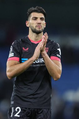 Sevilla 'dan Rafa Mir # 12 UEFA Şampiyonlar Ligi karşılaşması sonrasında Manchester City ile Etihad Stadyumu' nda oynanan 2 Kasım 202 karşılaşmasında gezgin taraftarları alkışlıyor.