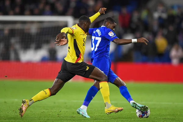 Cardiff City 'den Niels Nkounkou # 37 Sky Bet Şampiyonası' nda Watford 'dan Ken Sema # 12' nin baskısıyla Cardiff City, Cardiff City Stadyumu 'nda Watford' a karşı oynanan karşılaşma, 2 Kasım 202