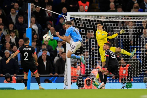 Julian Alvarez Manchester City Tente Contrôler Ballon Lors Match Uefa — Photo
