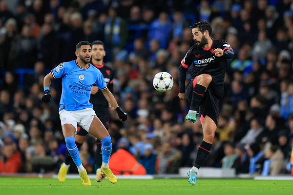 Manchester City - Etihad Stadyumu 'nda Manchester City - Sevilla maçında Manchester City # 26 numara Riyad Mahrez' in izlediği topu Sevilla 22 numaralı Sevilla kontrol ediyor.