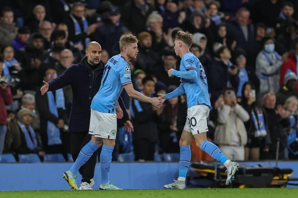 Manchester City 'den Cole Palmer # 80 UEFA Şampiyonlar Ligi maçında Manchester City - Etihad Stadyumu, Manchester, İngiltere 2 Kasım 202 tarihinde Kevin De Bruyne # 17 ile değiştirildi.