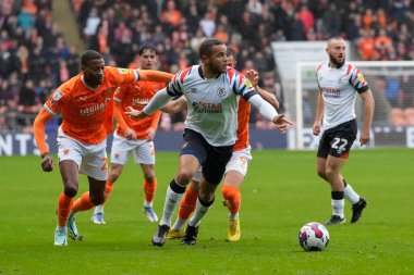 Luton Town 'dan Carlton Morris 5 Kasım 202' de Bloomfield Road, Blackpool 'da oynanan Blackpool-Luton Town maçında topu koruyor.