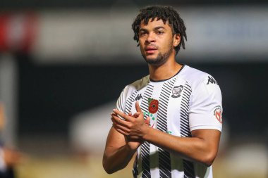 Hereford 'dan Jordan Thompson # 26, Birleşik Krallık' ın başkenti Hereford 'da oynanan ve 4 Kasım 202' de oynanan Emirates FA Cup First Round karşılaşması sonrasında ev sahibi taraftarları alkışlıyor.