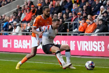Luton Town 'dan Jordan Clark # 18 numara Blackpool # 22 of Blackpoolduring the Sky Bet Championship maçında Blackpool - Luton Town maçını 5 Kasım 202' de Bloomfield Road, Blackpool 'da durdurdu.