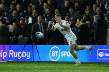Exeter Chiefs 'ten Jack Maunder, Gallagher Premiership maçında Northampton Saints' e karşı Exeter Chiefs maçında, 4 Kasım 202 'de, Franklin' s Gardens, Northampton, İngiltere 'deki çocuk stadyumunda pas attı.