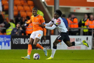 Blackpool 'dan Marvin Ekpiteta 5 Kasım 202' de Bloomfield Road, Blackpool 'da Luton Town' a karşı oynanan Gökyüzü İddia Şampiyonası maçında Luton Town 'dan Pelly Ruddock Mpanzu # 17' den baskı alarak pas veriyor.