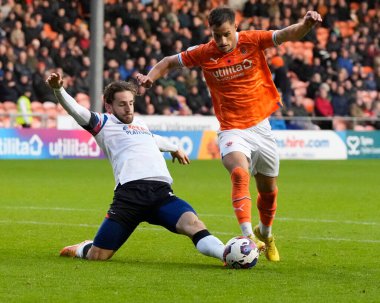 Luton Town 'dan Tom Lockyer # 4, Blackpool, İngiltere' deki Bloomfield Road, Blackpool 'da oynanan Blackpool-Luton maçında Blackpool' lu Jerry Yates # 9 ile top için yarışıyor.