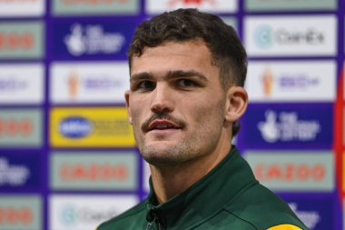 Avustralya 'dan Nathan Cleary, Rugby Ligi Dünya Kupası 2021 Çeyrek final karşılaşması öncesinde John Smith' in Stadyumu, Huddersfield, İngiltere 'de 4 Kasım 202' de oynanan karşılaşma öncesi röportaj sırasında