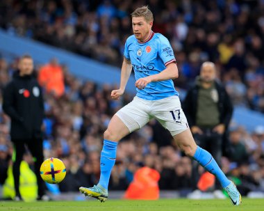 Manchester City 'den Kevin De Bruyne Premier League maçında topla koşuyor. Manchester City, Manchester Stadyumu' nda Fulham 'a karşı, 5 Kasım 202