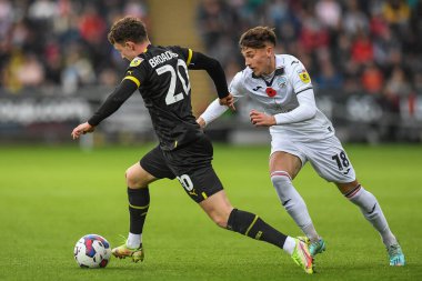 Wigan Athletic 'ten Nathan Broadhead # 20, Luke Cundle # 18 Swansea City ile Wigan Athletic maçında Swansea.com Stadyumu, Swansea, Birleşik Krallık, 5 Kasım 202