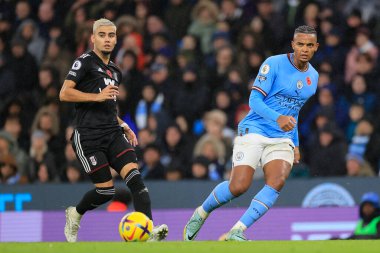 Manchester City 'den Manuel Akanji # 25 Premier League maçında Andreas Pereira # 18 Fulham' ın izlediği topu geçiyor Manchester City - Fulham Etihad Stadyumu, Manchester, İngiltere, 5 Kasım 202