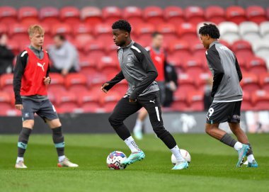 Plymouth Argyle tam geri Bali Mumba (17), 5 Kasım 202 tarihinde Blundell Park, Cleethorpes 'ta oynanan Emirates FA Cup Birinci Raundda Grimsby Town ve Plymouth Argyle maçında ısındı.