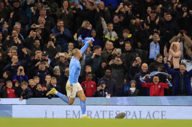 Manchester City 'den Erling Haaland 5 Kasım 202 tarihinde Etihad Stadyumu' nda Manchester City Fulham 'a karşı oynanan Premier League maçında kazandığı 2-1' lik galibiyeti kutluyor.