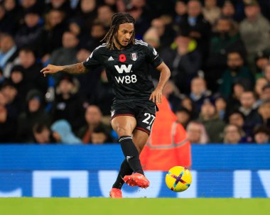 Fulham 'dan Kevin Mbabu 27 numaralı Premier League maçında pas veriyor Manchester City Fulham' a karşı Etihad Stadyumu, Manchester, İngiltere, 5 Kasım 202