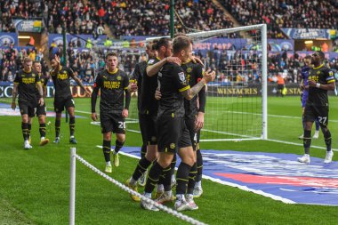 Wigan Athletic 'ten Tom Naylor # 4, Swansea.com Stadyumu, Swansea.com, Birleşik Krallık, 5 Kasım 202' de Swansea City - Wigan Athletic maçında 0-2 kazanma golünü kutluyor.