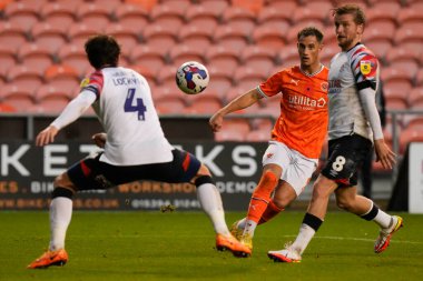 Blackpool 'dan Jerry Yates, Blackpool Şampiyonası' nda Blackpool 'a karşı Luton Town maçında 5 Kasım 202' de Bloomfield Road, Blackpool 'da çekim yapıyor.
