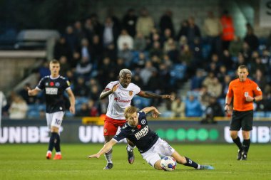 Millwall 'dan Billy Mitchell # 8 numara Hull City' den Jean Michal Seri # 24 numara ile 5 Kasım 2022 'de The Den, Londra, Birleşik Krallık' ta oynanan Millwall vs Hull City maçında yere yığıldı.
