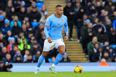 Manchester City 'den Manuel Akanji Premier League maçında topla koşuyor Manchester City Fulham' a karşı Etihad Stadyumu, Manchester, Birleşik Krallık, 5 Kasım 202