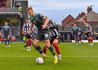 Plymouth Argyle orta saha oyuncusu Sam Cosgrove (16), 5 Kasım 202 tarihinde Blundell Park, Cleethorpes 'ta oynanan Emirates FA Cup First Round karşılaşmasında topu koruyor.