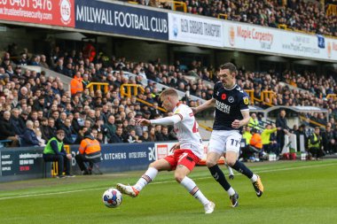 Hull City 'nin 27 numaralı oyuncusu Regan Slater 5 Kasım 202' de The Den, Londra 'daki Millwall vs Hull City maçında topu kontrol ediyor.