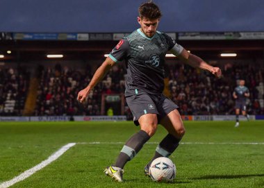 Plymouth Argyle orta saha oyuncusu Joe Edwards (8), 5 Kasım 202 tarihinde Birleşik Krallık 'ta Blundell Park, Cleethorpes' ta Grimsby Town ve Plymouth Argyle arasında oynanan ilk tur karşılaşmasında topu geçti.