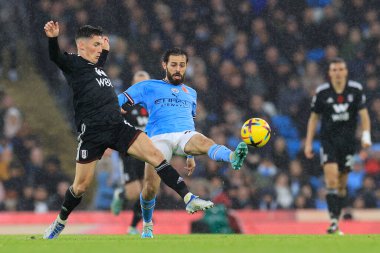 Fulham ve Bernardo Silva 'dan Harry Wilson # 8 Premier Lig maçında Manchester City - Fulham maçında top için Manchester City - Etihad Stadyumu, Manchester, İngiltere, 5 Kasım 202