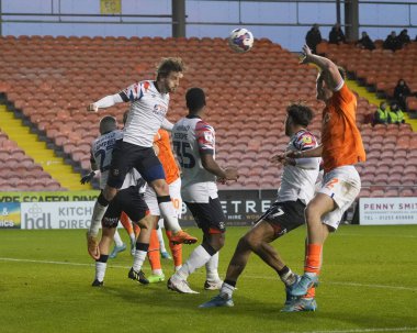 Luton Town 'dan Tom Lockyer 5 Kasım 202' de Bloomfield Road, Blackpool 'da Blackpool Luton Town' a karşı oynanan Gökyüzü İddia Şampiyonası maçında başı çekiyor.