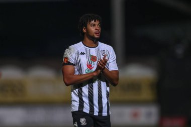 Hereford 'dan Jordan Thompson # 26, Birleşik Krallık' ın başkenti Hereford 'da oynanan ve 4 Kasım 202' de oynanan Emirates FA Cup First Round karşılaşması sonrasında ev sahibi taraftarları alkışlıyor.