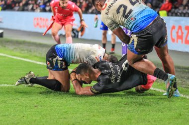 Fiji 'den Brandon Wakeham, Yeni Zelandalı Ronaldo Mulitalo' nun Rugby Ligi Dünya Kupası 2021 çeyrek final karşılaşmasında köşeden gitmesini engelledi. Yeni Zelanda Fiji 'ye karşı MKM Stadyumu, Hull, Birleşik Krallık, 5 Kasım 202