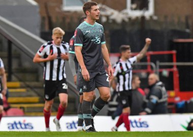 Plymouth Argyle (20) orta saha oyuncusu Adam Randell (20), Grimsby Town 'un 5 Kasım' da Blundell Park, Cleethorpes 'ta oynanan ve Grimsby Town' un Plymouth Argyle 'a karşı oynadığı birinci tur karşılaşmasında aldığı 2-1' lik golle üzgün görünüyor.