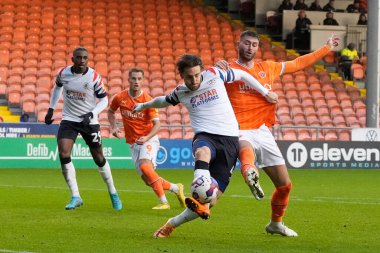 Blackpool 'dan Gary Madine 5 Kasım 202' de Bloomfield Road, Blackpool 'da Luton Town' a karşı oynanan Gökyüzü İddia Şampiyonası maçında # 4 Luton Town 'lu Tom Lockyer ile top için yarışıyor.