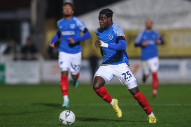 Portsmouth 'tan Jay Mingi 4 Kasım 202' de Birleşik Krallık 'ın başkenti Hereford' da oynanan birinci tur Hereford FC Portsmouth maçında topla koşuyor.