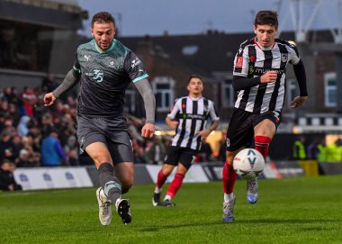 Plymouth Argyle orta saha oyuncusu Matt Butcher (7), 5 Kasım 202 tarihinde Blundell Park, Cleethorpes 'ta Grimsby Town ve Plymouth Argyle arasında oynanan ilk tur karşılaşmasında topu geçti.