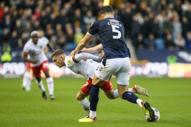 Hull City 'den 27 numaralı Regan Slater, Millwall # 5 numaralı Jake Cooper tarafından oynanan Sky Bet Şampiyonası maçı sırasında The Den, Londra, İngiltere' de Millwall vs Hull City 'ye karşı 5 Kasım 202
