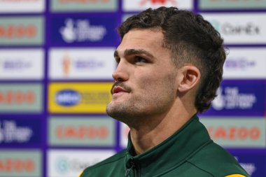 Avustralya 'dan Nathan Cleary, Rugby Ligi Dünya Kupası 2021 Çeyrek final karşılaşması öncesinde John Smith' in Stadyumu, Huddersfield, İngiltere 'de 4 Kasım 202' de oynanan karşılaşma öncesi röportaj sırasında