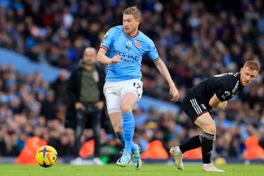 Manchester City 'den Kevin De Bruyne 5 Kasım 202' de Etihad Stadyumu 'nda Manchester City Fulham' a karşı oynanan Premier League maçında Fulham 'dan Harrison Reed # 6' ya koşuyor.