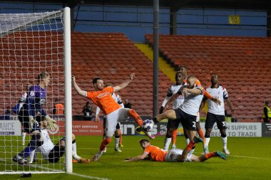 Blackpool 'dan James Husband # 3 Luton Town' dan Allan Campbell # 22 ile Luton Penaltı Şampiyonası 'nda Blackpool - Luton Town maçında Bloomfield Road, Blackpool, İngiltere, 5 Kasım 202' de top için yarışıyor.