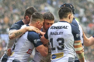 İngiltere 'den Tommy Makinson, Wigan, İngiltere' deki DW Stadyumu 'nda oynanan 2021 Dünya Rugby Ligi çeyrek final karşılaşmasında denemelerini kutluyor.