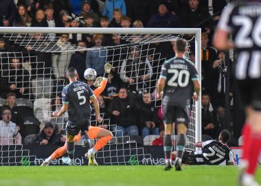 Grimsby Town orta saha oyuncusu Brendan Kiernan (27), 5 Kasım 202 tarihinde Blundell Park, Cleethorpes 'ta oynanan Emirates FA Cup Birinci Raundda Grimsby Town - Plymouth Argyle maçında şut çekti ve gol attı.