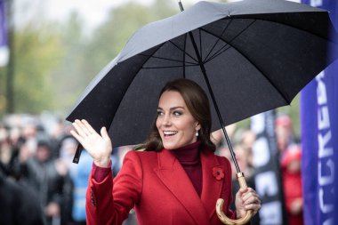 Galler Prensesi (Kate Middleton), 5 Kasım 202 'de Wigan, İngiltere' deki DW Stadyumu 'nda oynanan Bayanlar Rugby Ligi Dünya Kupası karşılaşmasında seyircilere el sallıyor.