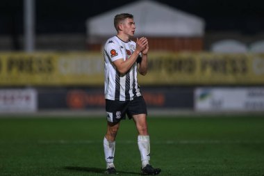 Hereford 'dan Jack Evans, 4 Kasım 202' de Hereford, İngiltere 'de oynanan Hereford FC-Portsmouth maçının ardından ev sahibi taraftarları alkışlıyor.