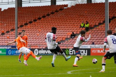 Blackpool 'lu James Husband 5 Kasım 202' de Bloomfield Road, Blackpool 'da Blackpool-Luton Town maçında kalede şut çekiyor.