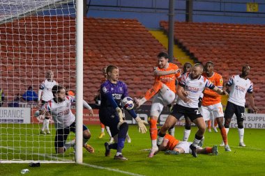 Luton Town 'dan Ethan Horvath # 34 Blackpool' lu James Husband # 3 'ten Blackpool' a Blackpool Şampiyonası maçında Luton Town 'a karşı Bloomfield Road, Blackpool, Birleşik Krallık, 5 Kasım 202