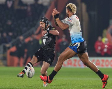 Yeni Zelandalı Jahrome Hughes, 5 Kasım 202 'de MKM Stadyumu, Hull, İngiltere' de oynanan Rugby Ligi Dünya Kupası 2021 Çeyrek Final karşılaşmasında Fiji ile Fiji arasındaki Fiji maçında Fiji 'li Viliame Kikau' yu sahada karşıladı.